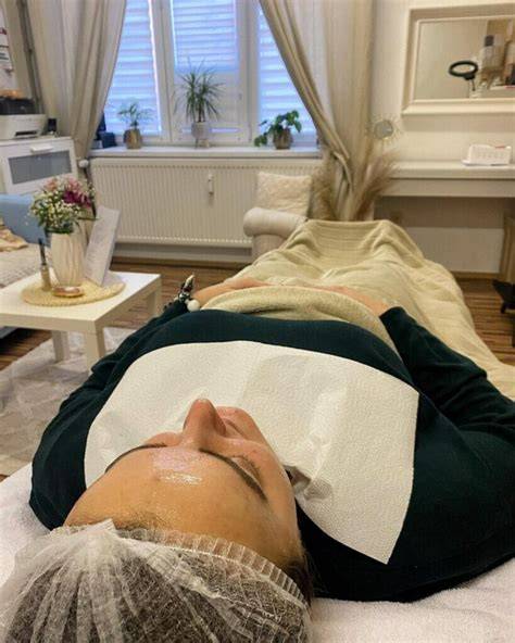 Osoba relaxujúca v sedacej vani s aromatickými olejmi