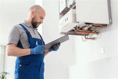 Certifikovaný servisný technik kontroluje plynový kotol