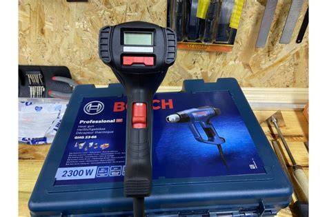 Detail LCD displeja a ovládacích prvkov teplovzdušnej pištole Bosch GHG 23-66