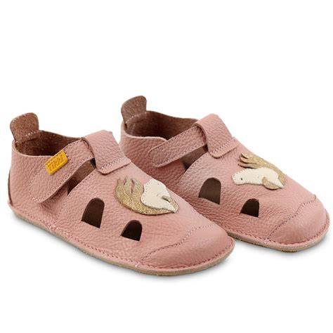 Dieťa v barefoot sandálkach Tikki pri hre