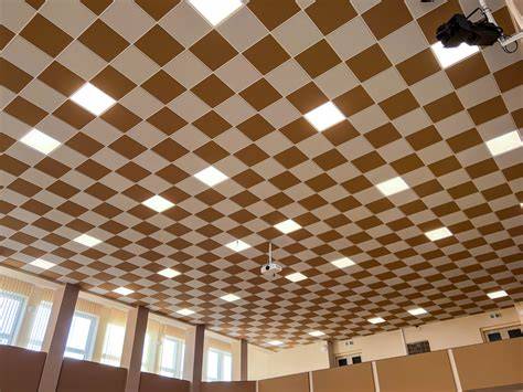 Moderný kazetový strop v kancelárskom priestore