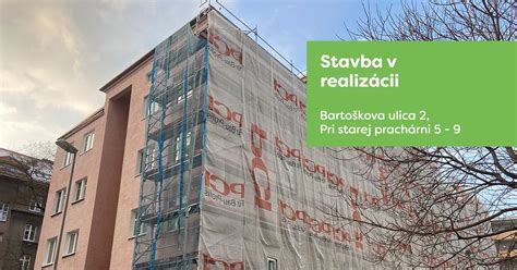Tím architektov a stavebných odborníkov pri plánovaní rekonštrukcie