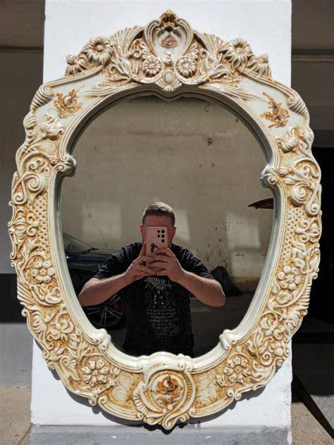 Porcelánové umývadlo a zrkadlo v ozdobnom ráme