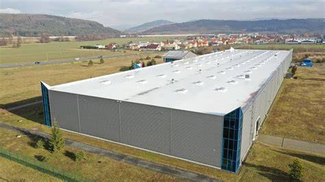Ukážka inštalácie hydroizolačnej fólie na plochú strechu