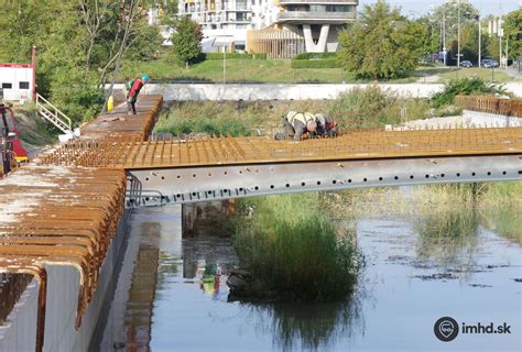Pracovník vykonávajúci údržbu na oceľovej konštrukcii mosta
