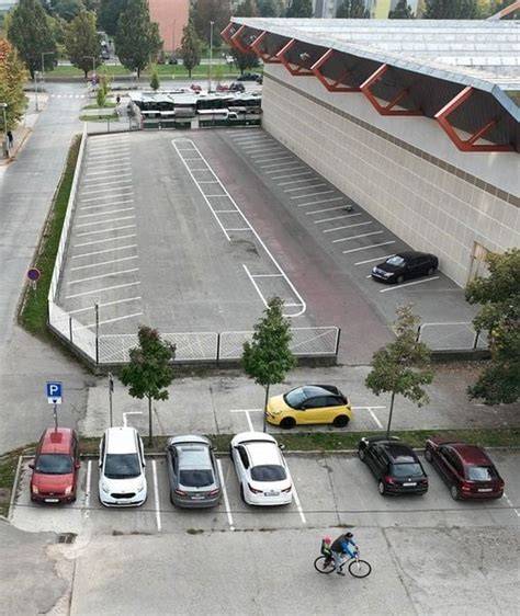Zatrávnené parkovisko s vozidlami a zatrávňovacou dlažbou
