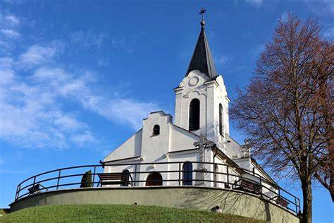 Kostol sv. Vavrinca v Horných Opatovciach, osamotený v priemyselnej krajine