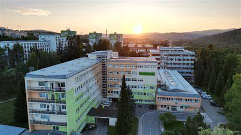 Koláž rôznych modernizovaných verejných objektov (škola, nemocnica, športovisko)