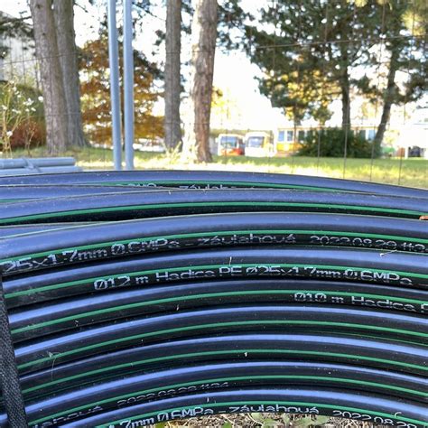Graf porovnávajúci životnosť HDPE potrubí s inými materiálmi