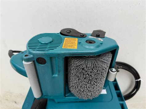 Makita 9741 kefovacia brúska