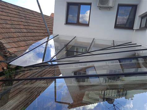 Moderná sklenená strecha terasy s panoramatickým výhľadom