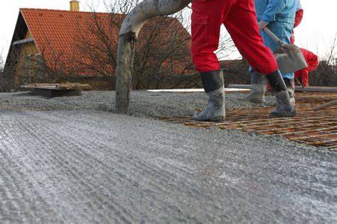 Betonáž stropu s využitím ponorného vibrátora pre zhutnenie betónu