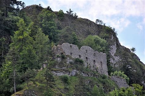 Súčasná zrúcanina hradu Vršatec