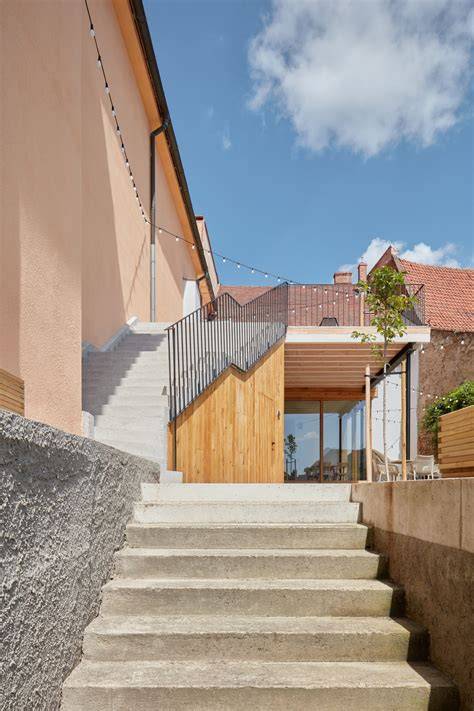 Inšpirácia: moderné materiály v starom dome