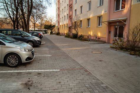 Parkovisko s betónovou dlažbou