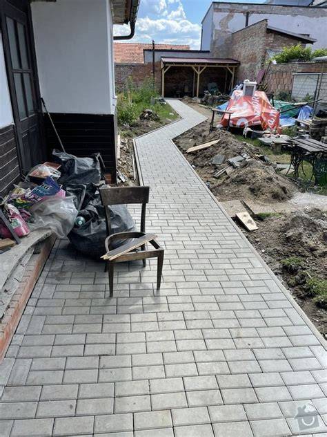 Spokojný zákazník s narezanou dlažbou