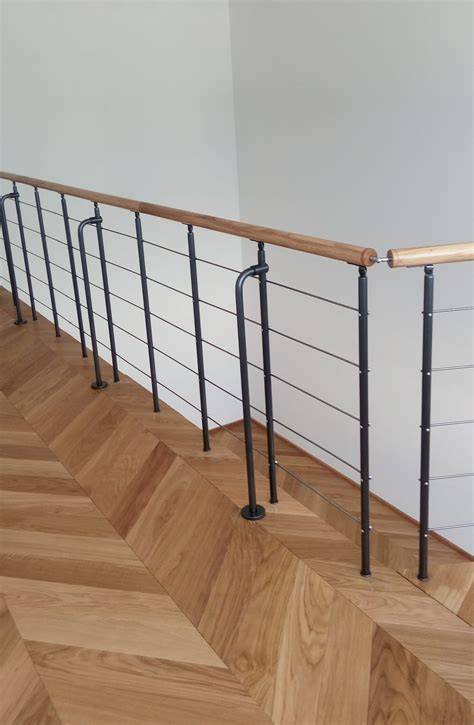 Kovové zábradlie s minimalistickým dizajnom
