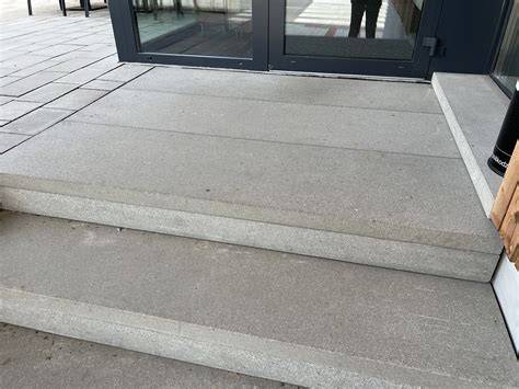 Čerstvo zaliata betónová podesta medziposchodia