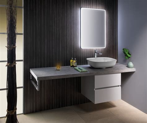Moderný kúpeľňový salón s rôznymi obkladmi a sanitou v showroome RAMEX