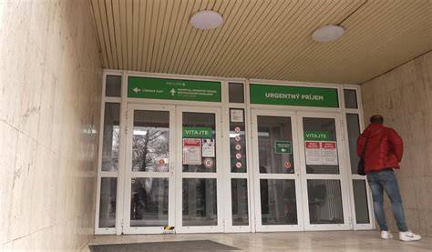 Tím profesionálnych sadrokartonárov pri inštalácii