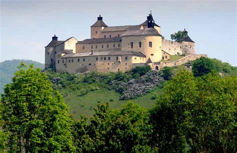 Historické delá na nádvorí hradu Krásna Hôrka