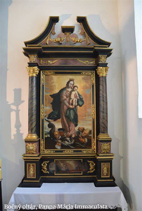 Interiér hradnej kaplnky s oltárom a obrazom Čiernej Madony