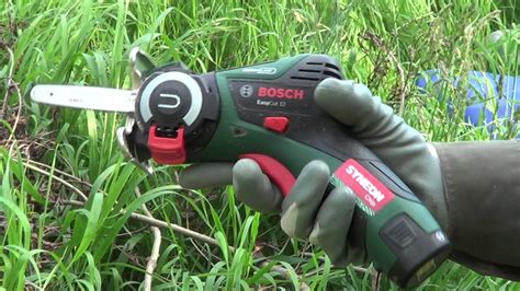 Fotografia šťastného užívateľa s Bosch EasyCut 12 v záhrade