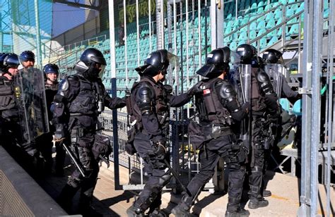 Policajné hliadky zabezpečujúce verejný poriadok v obci