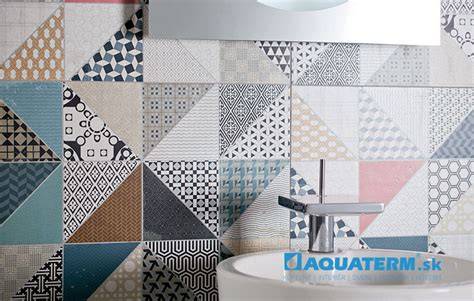Čierno-biely patchwork vzor v kúpeľni