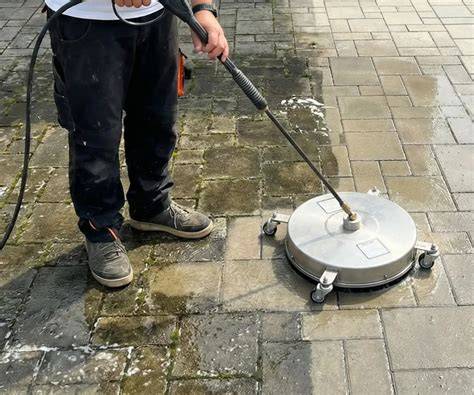 Čistenie zámkovej dlažby vysokotlakovým čističom pred aplikáciou náteru