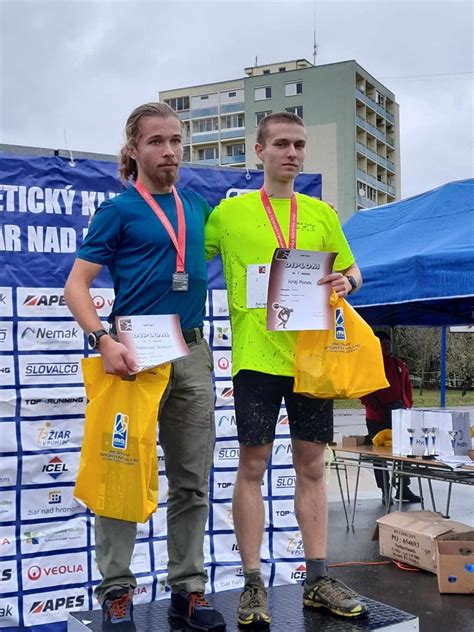 športovci na bežeckej trati