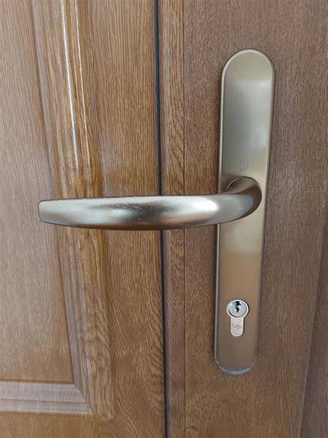 Detailný záber na modernú rozetovú kľučku na interiérových dverách