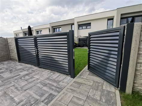 Príklad umeleckej kováčskej brány s detailnými ornamentmi