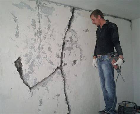 Detail aplikácie štukatérskeho tmelu na prasklinu v stene