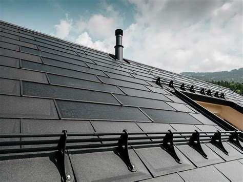 detailný záber na údržbu plátennej strechy