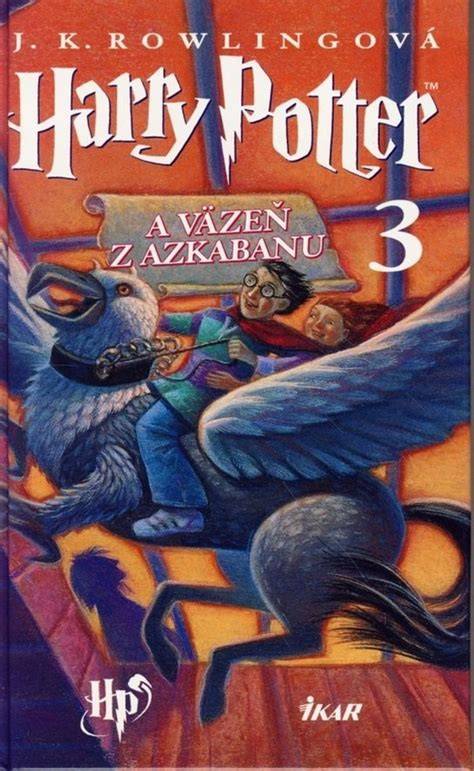 kniha Harry Potter a väzeň z azkabanu na polici