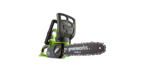 akumulátorová píla Greenworks pri práci v záhrade