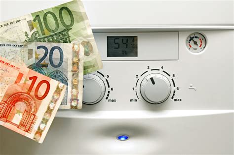 servisný technik kontrolujúci plynový kotol
