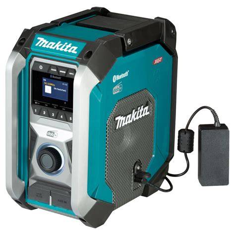 stavebné rádio Makita DMR115 v pracovnom prostredí
