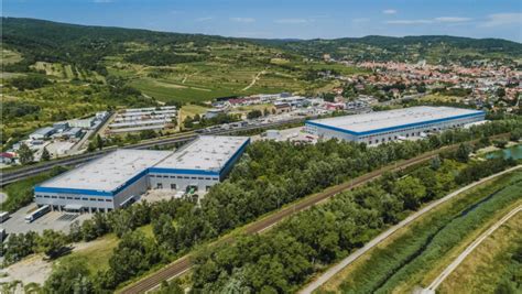 moderný sklad stavebnín s logistikou
