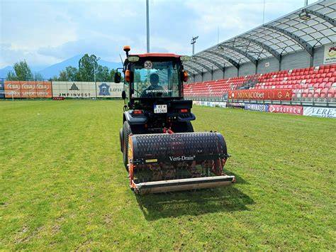 Pohľad na futbalový trávnik a tribúny štadióna