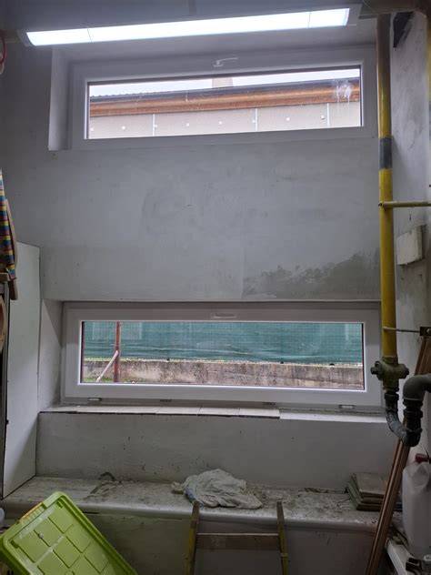 Detailný pohľad na aplikáciu montážnej peny v stavebnom otvore