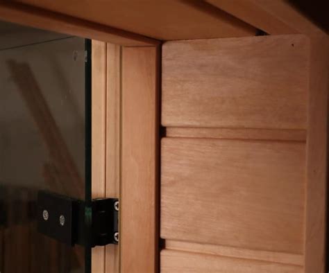 Detailné spracovanie kovaného oblúka s bránkou