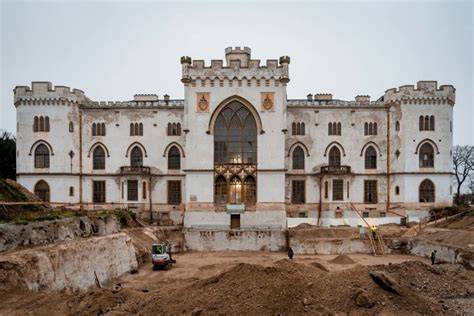 Pohľad na historický kaštieľ v Rusovciach pred začiatkom rekonštrukcie