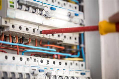 Elektrikár vykonávajúci kontrolu a revíziu elektroinštalácie