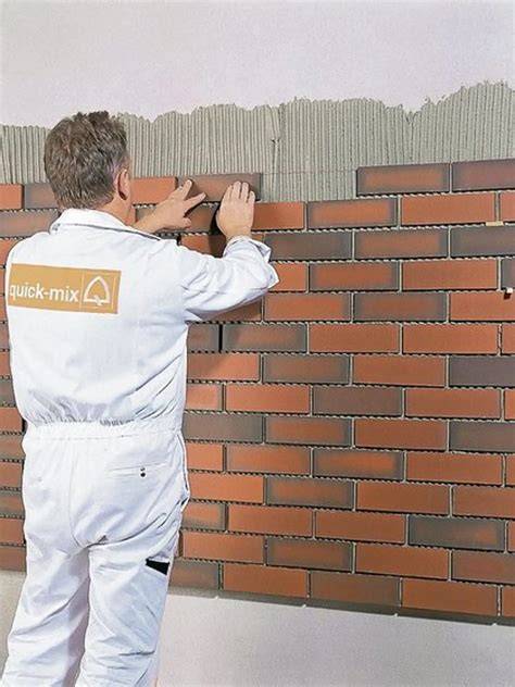 Detailné lepenie tehlových pásikov
