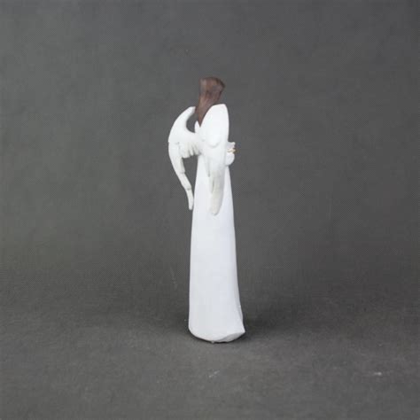 Anjel držiaci holubicu ako symbol mieru