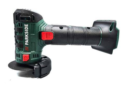 Detailná fotografia kompaktnej uhlovej brúsky PARKSIDE PWSAM 20-Li A1 v ruke