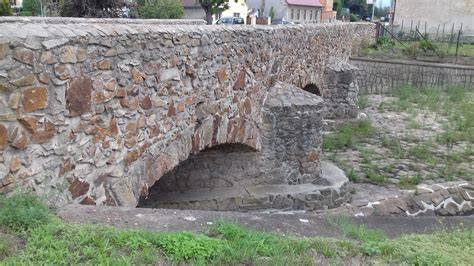 historický kamenný interiér kaštieľa so schodiskom