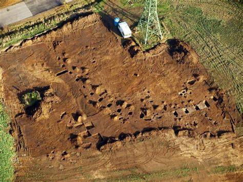 Letecký pohľad na archeologické nálezisko v Budmericiach alebo jeho rekonštrukcia